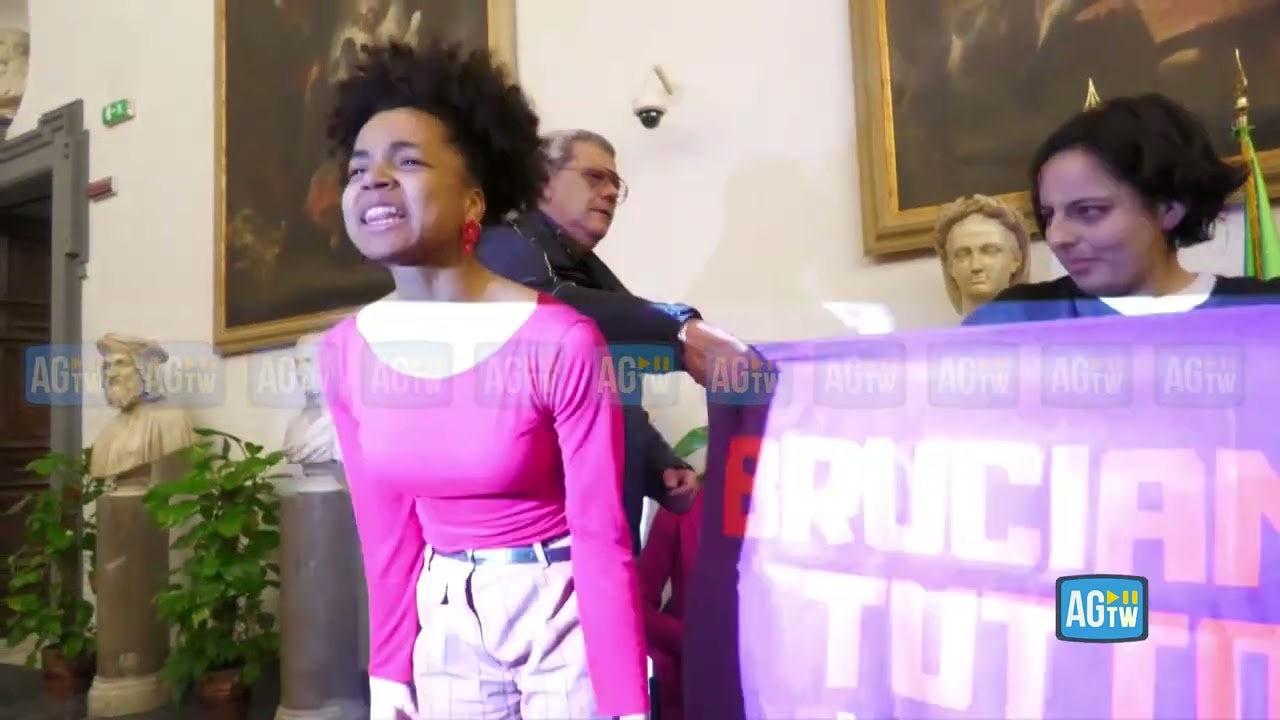 8 marzo, blitz delle femministe in Campidoglio: lancio di mimose rosse e convegno interrotto