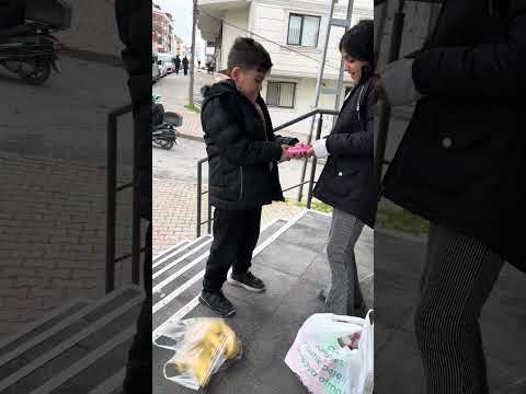 ستغلت الفرصه الحراميه سرقت الكيس وهربت ههههههه