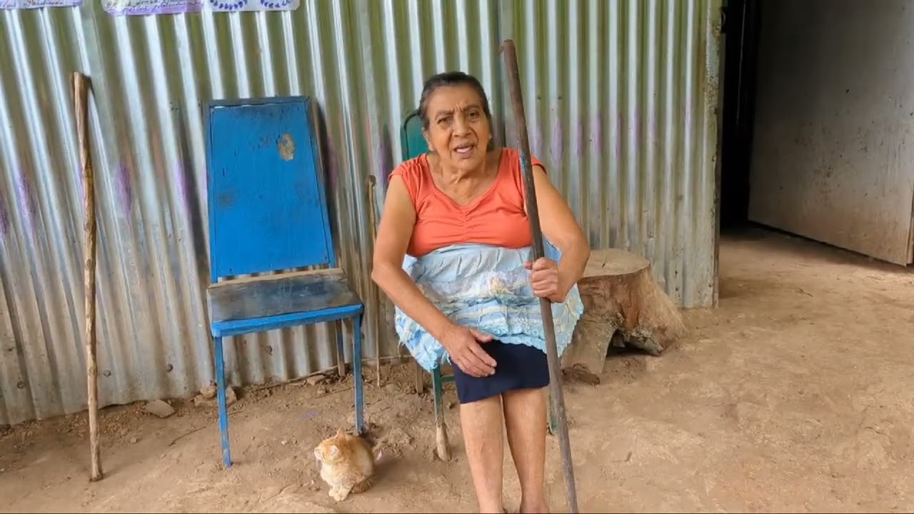 La abuelita más pobre de El Salvador | VIVE EN UNA MONTAÑA EN EL ABANDONO 
