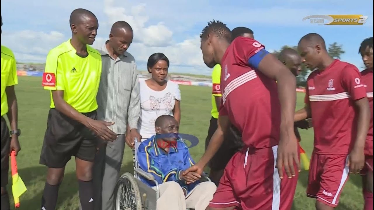 HESHIMA: Alphonce Modest alipokuwa mgeni rasmi kwenye mechi ya Mtibwa ...