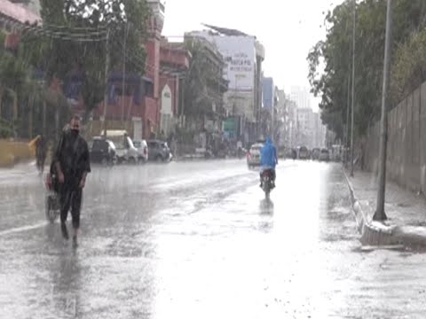 Heavy rain, winds hit Karachi