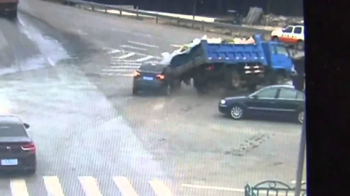 Incredible moment a man escapes death in China road collision - DayDayNews