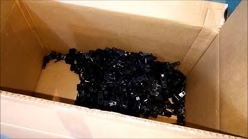 Assembly machine for plastic zipper slider