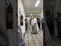 Padre Ueliton Neves leva Santíssimo Sacramento nos corredores dos hospitais de Itabira .