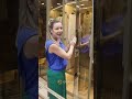 Neste layout, o Closet Colação apresenta a cabina de vidro Reflecta Bronze com estrutura em Metalon