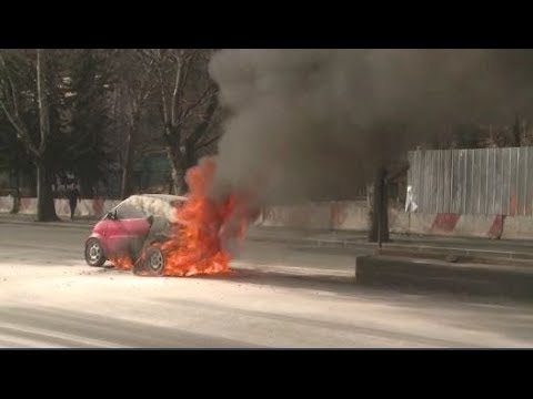 თბილისში, ელბაქიძის აღმართთან მანქანას ცეცხლი გაუჩნდა