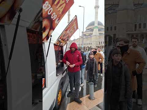 Arnavutköy'de lokma dağıtımı