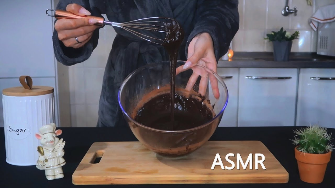 ASMR COZINHANDO E COMENDO BROWNIE (SONS EM CAMADAS)