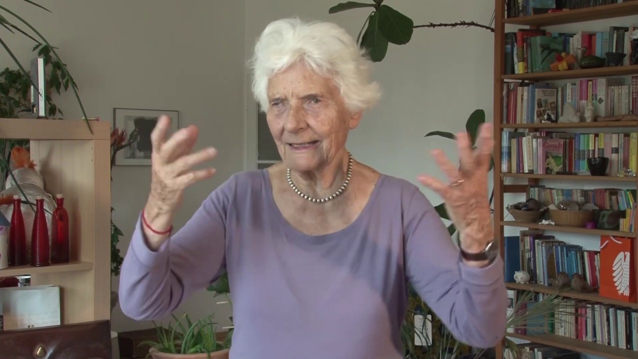 Der Chi-Atem - Buddha Oma Ursula Lyon zeigt vor