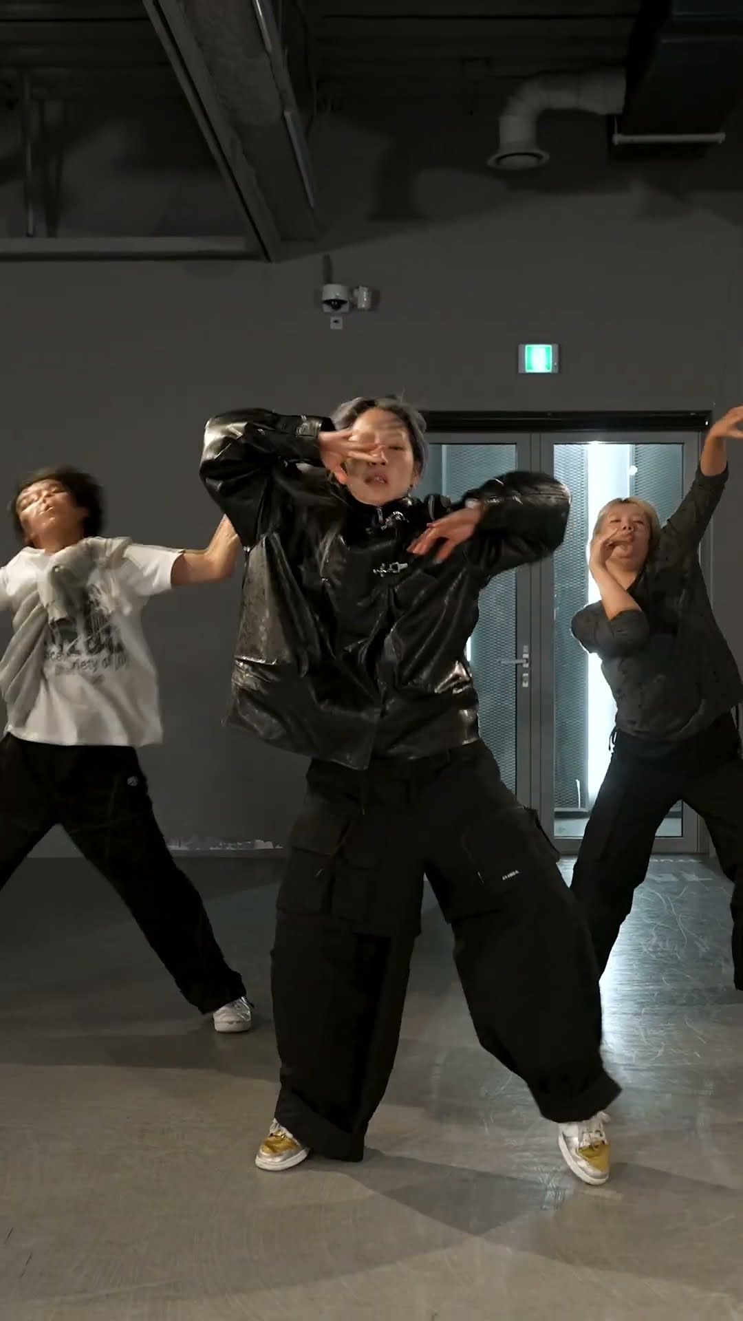 she's almost like a robot?⚙️ #woonha #choreography