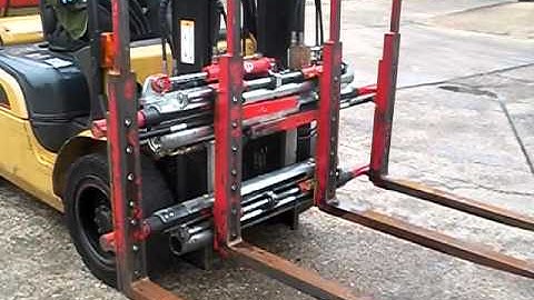 Double pallet handler forklift attachment.AVI