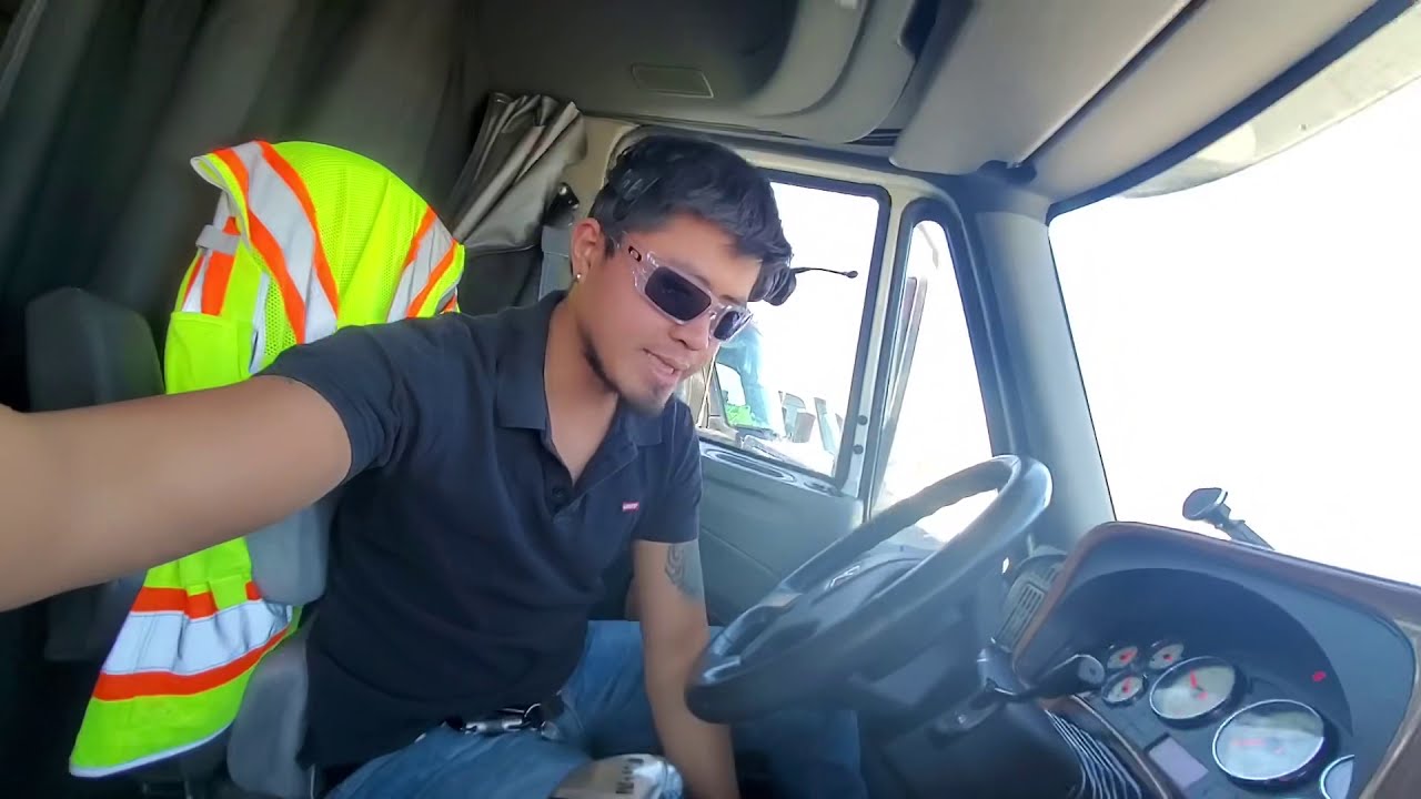Truckers : Backing Tractor Trailer in a tight spot| The Struggle😜😎🚚 ...