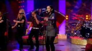 Download Lagu Nelly Furtado - Manos Al Aire - Paul O'Grady Show MP3