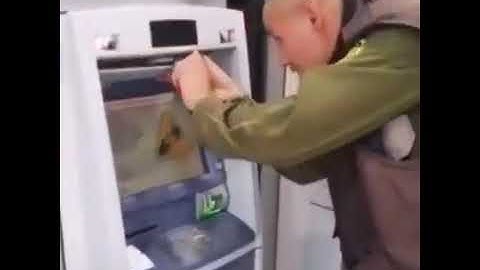 Mọi người hết sức cẩn thận khi rút tiền ở các cây ATM nhé. Nên dùng 1 tay che lại khi bấm mật khẩu.