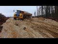 Отсыпка первого слоя дороги на подъем к кусту самосвалами Volvo A35