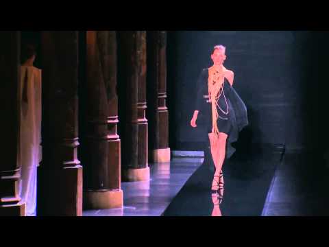 Video: Nejjasnější přehlídky Haute Couture Fashion Week léta 2015