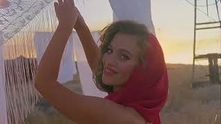 Elyanna - Al Kawn Janni Maak (Official Video)