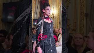 🎭 Un show théâtral ! #LorenaCordero repousse les limites de la mode au #FashionWeekStudio.