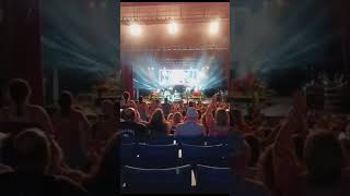 Tracy Lawrence - Fan Sings Alibis On Stage With Him
