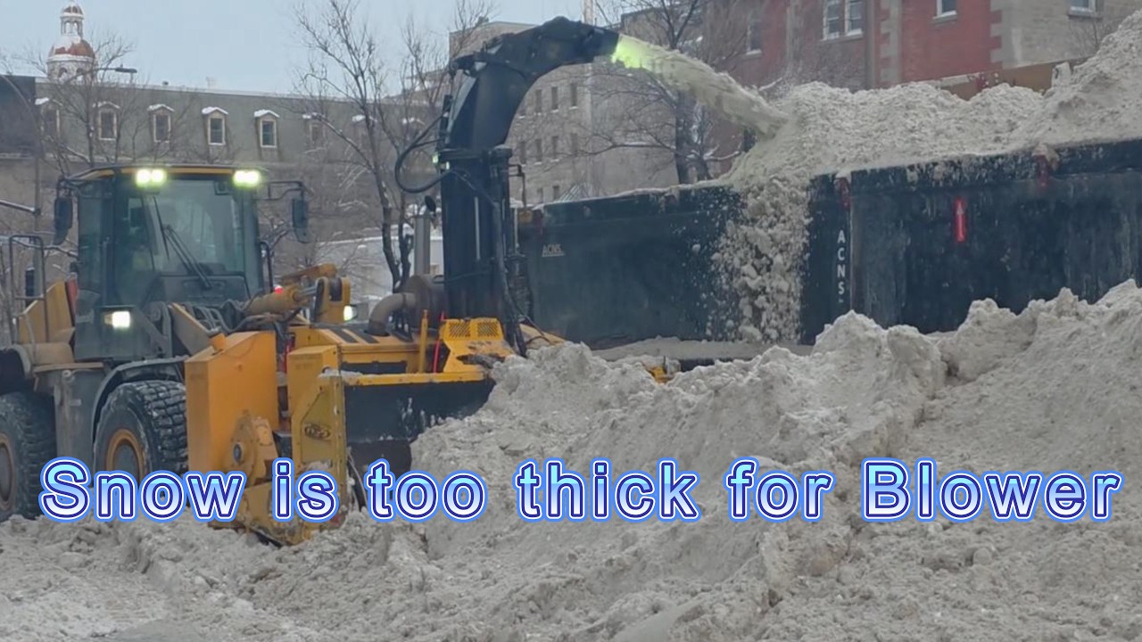 Too Thick for the Snow Blower Snow Removal MTL 吹雪机hold不住了 雪太厚 加拿大蒙特利尔除雪