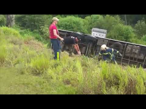 Vídeo! Ônibus tomba em barrando e sete morrem no Paraná