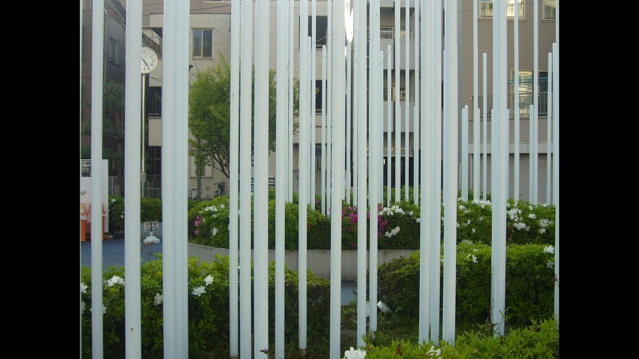 静かに
