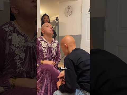 أم تحافظ على ابتسامة ابنها المريض