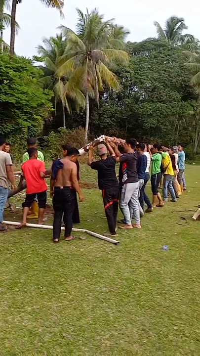 Semangat Pemuda dalam membangun Lapangan Sepakbola