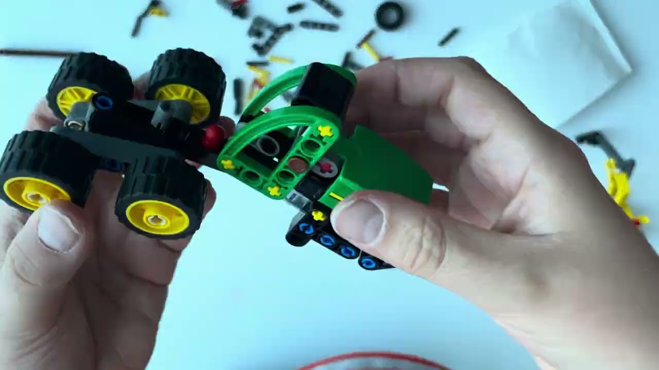 LEGO Technic 42218 John Deere 1470H - assembling. 