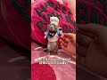 ファンシーラットはとても人懐っこく、飼い主の指をぎゅっと握って離さないのが大好きです。