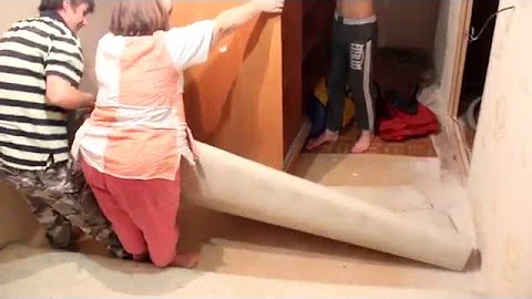 Как постелить линолеум самому не вынося мебель из комнаты