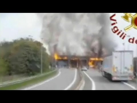 Video Il casello di Brescia in fiamme, l'intervento dei vigili del fuoco