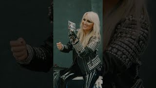 Doro Unboxing the limited "Conqueress - Forever Strong And Proud" box.