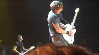 Keith Urban playing guitar