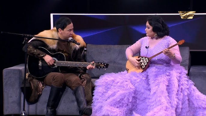 Ол өзінің жалаңаш жүрген қызын видеоға түсіреді. Ол өзінің жалаңаш жүрген қызын видеоға түсіреді.