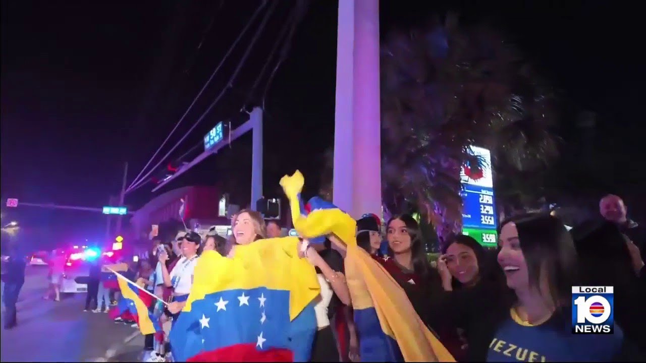 Венесуэльцы празднуют прибытие Мадуро в Управление по борьбе с наркотиками в Нью-Йорке.