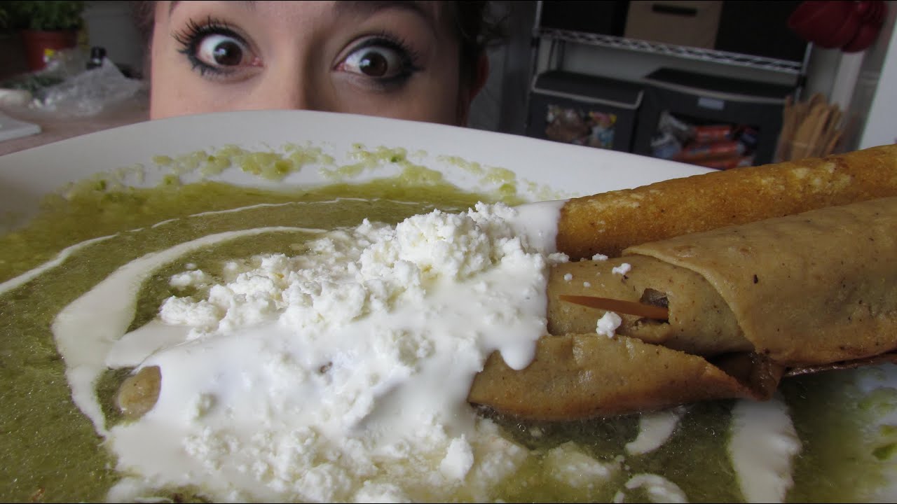 Flautas doradas crujientes ahogadas en salsa verde/Marisolpink