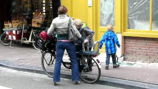 3 kids, 2 wheels, 1 supermum in Amsterdam