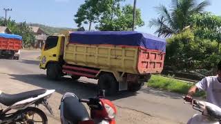 Pasukan truck melintas di kota Margomulyo