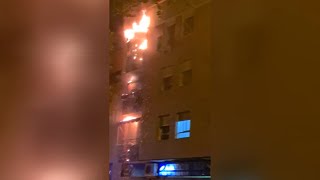 Angustioso rescate de una familia atrapada en el incendio de su vivienda en Madrid