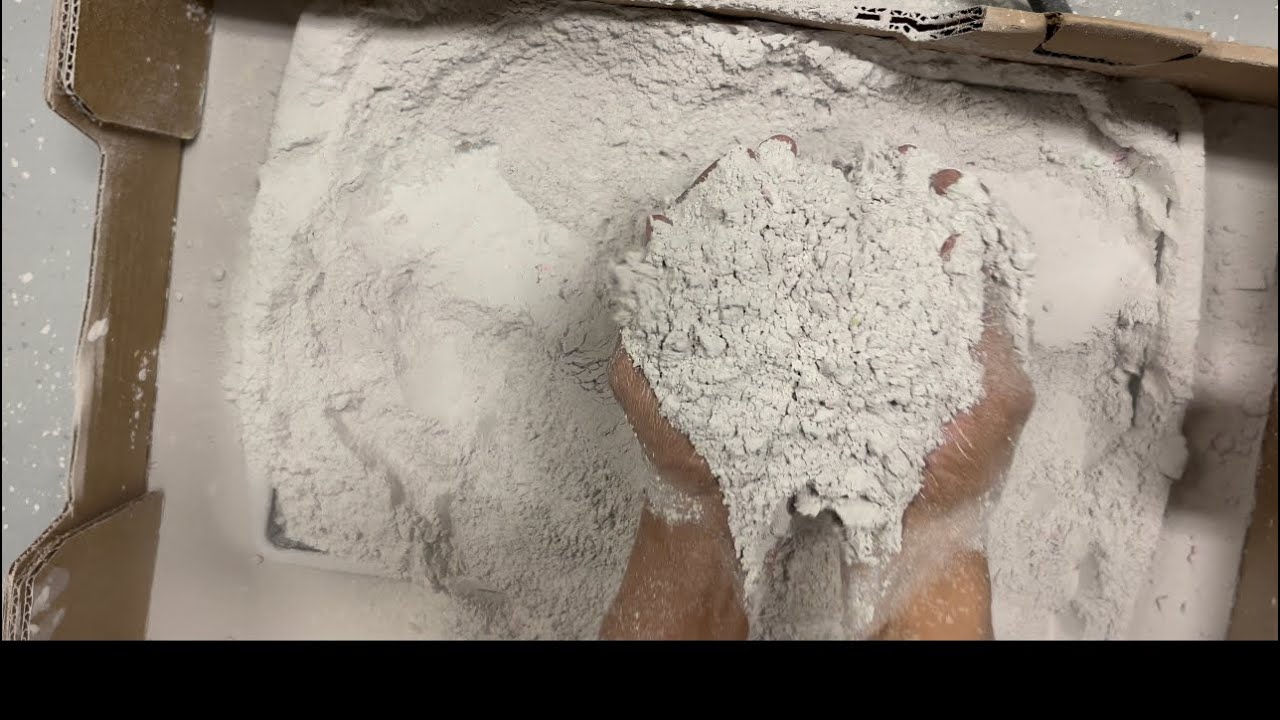 Gym chalk powder play / dusty play / asmr / oddly satisfying / - YouTube