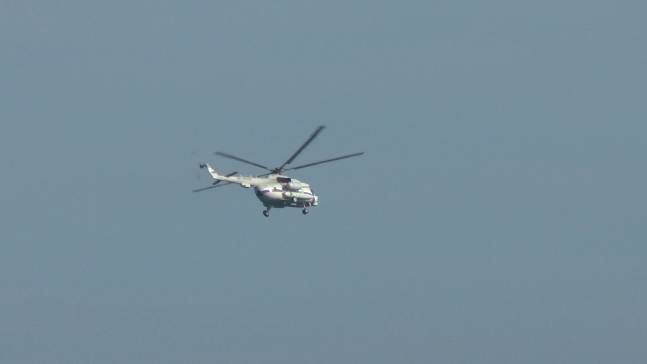 За 7 часов вертолет пролетел на 720. Белый вертолет. Лазаревское вертолет. Летает белый вертолет. Вертолёт летает очень низко.
