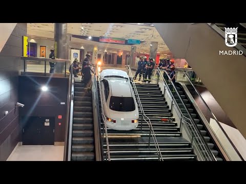 Un conductor se queda atrapado con un coche robado en las escaleras de un intercambiador de Madrid