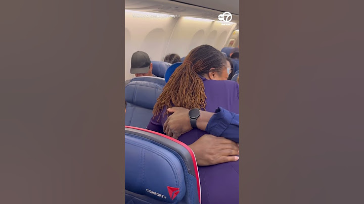 Flight attendant has a surprise reunion with her dad on his flight