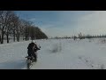 Катаемся за городом на мотоцикле по снегу..
