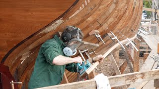 Fitting the first new planks / Wooden Boatbuilding (TALLY HO EP85)