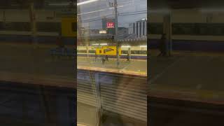 船橋駅の野田線の車内から255系特急新宿さざなみ2号の発車を撮影