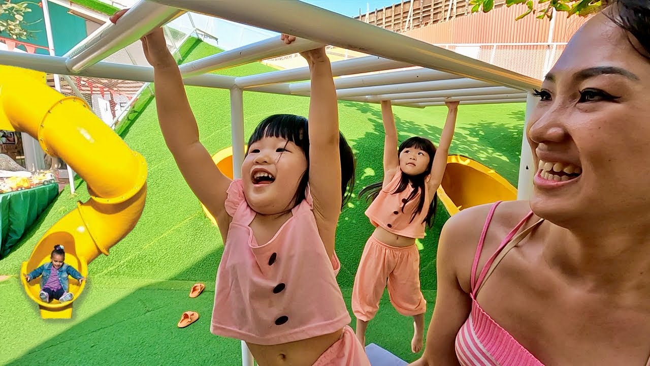 Main Gelantungan Monyet Perosotan Seru dan Makan Es Krim di Playground Anak