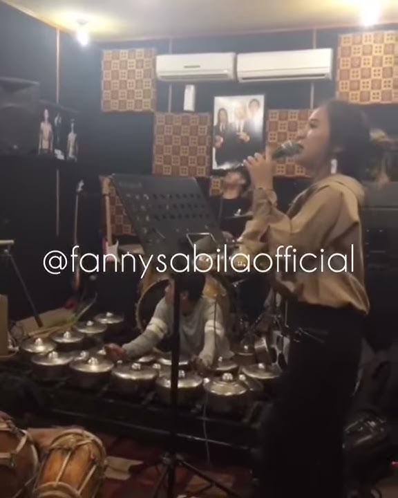 WOW ADUHH SUARA NYA SECANTIK ORANGNYA.(FANNY SABILA)