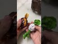 Abrindo chocolates